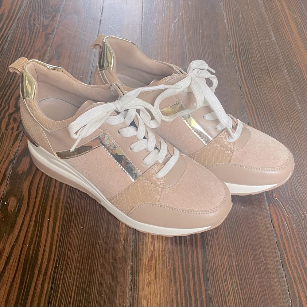 Women’s Designer Sneakers sz. 7